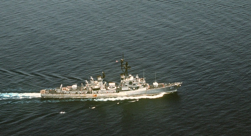 Cochrane underway in the Strait of Makassar, 28 September 1985. (U.S. Navy Photograph 330-CFD-DN-ST-86-00697, National Archives and Records Administration, Still Pictures Branch, College Park, Md.)