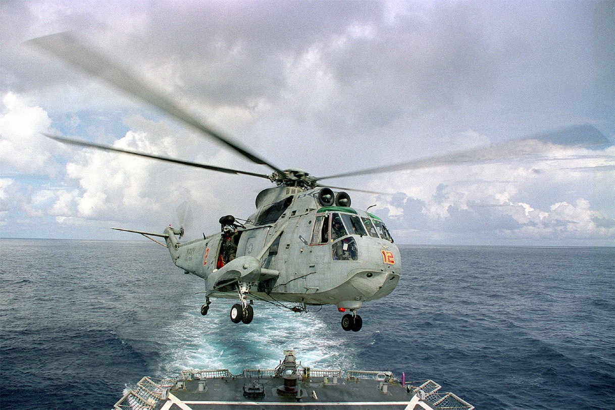 A Sikorsky SH-3H Sea King assigned to Fleet Composite Squadron (VC) 8 approaches Estocin’s flight deck during counter-narcotics training in the Caribbean, 29 October 1998. (U.S. Navy Photograph DN-SD-04-13147, JO2 David Rush, National Archives an...