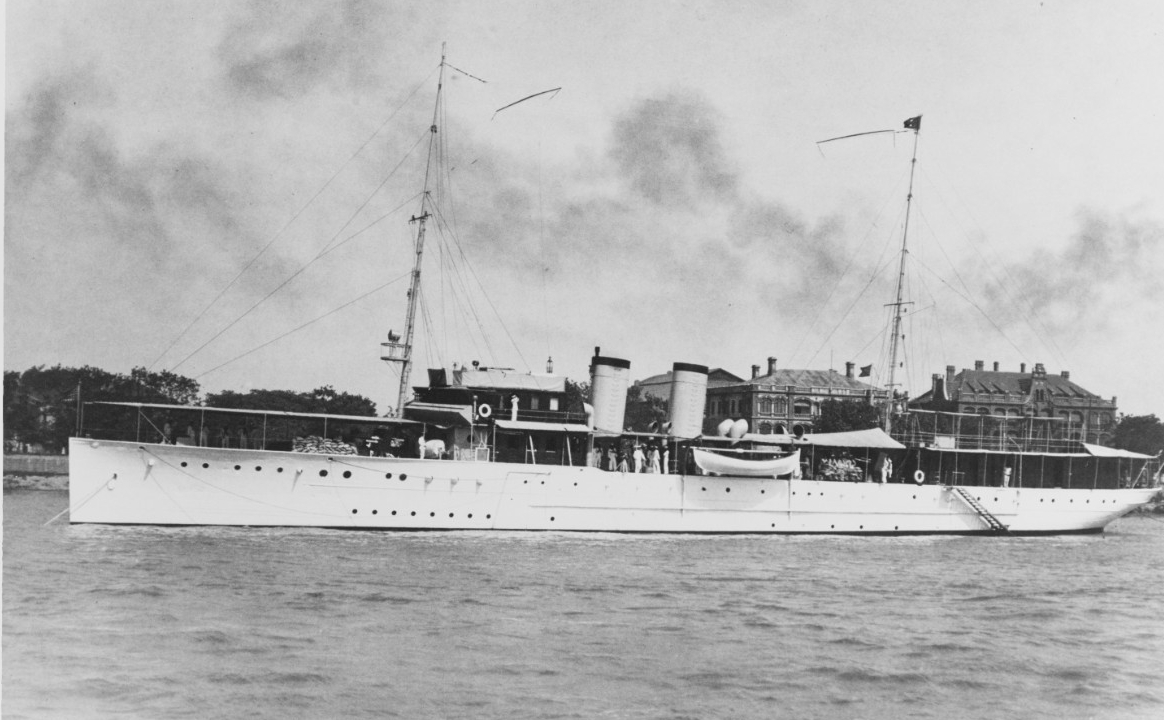 Isabel at Hankow in 1927, flying the two-star flag of Commander Yangtze Patrol. Note sandbags placed around her gun mounts. (Naval History and Heritage Command Photograph NH 81171)