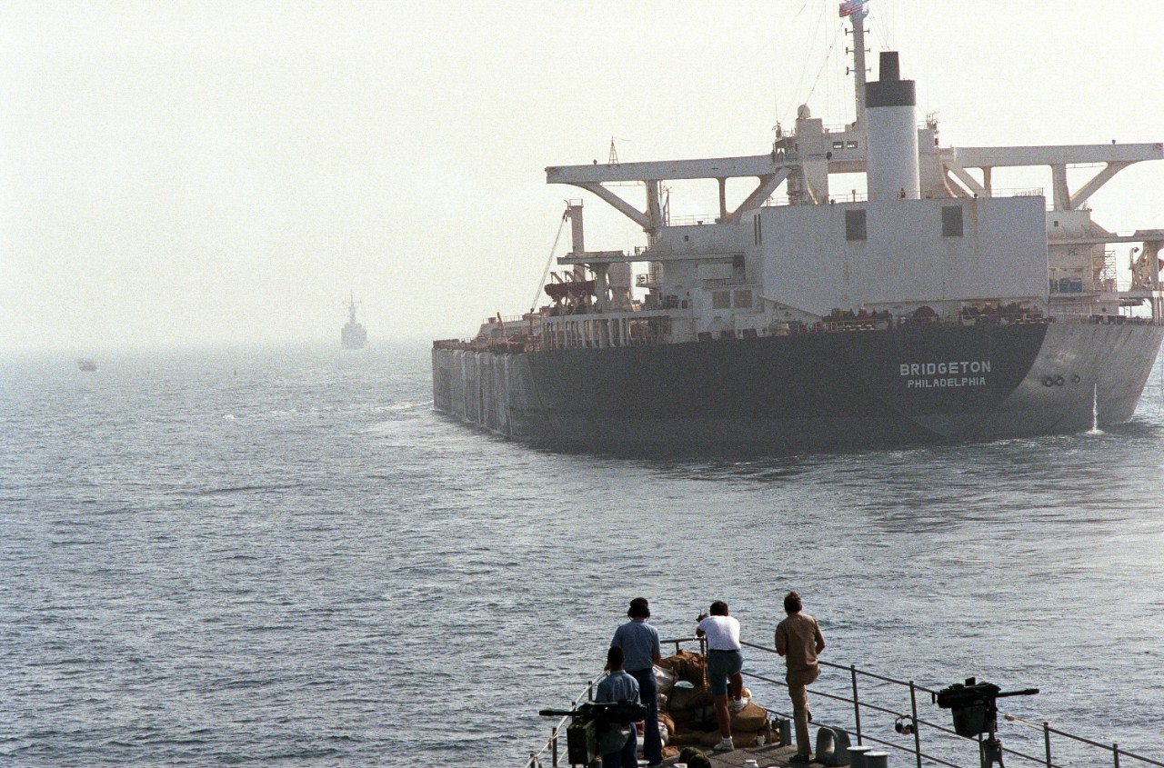 Kidd escorts Bridgeton as part of an Earnest Will convoy, 22 August 1987.  (U.S. Navy Photo by PH2 Thomas Tolliver, DN-SC-88-01667)