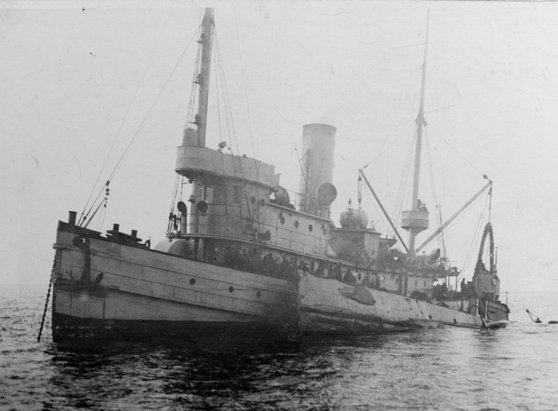 L-1 tied up alongside the fleet tug Kalmia (AT-23) off Lewes, Del., on 5 February 1921. L-1's after ballast tanks have been partially filled, raising her bow. (Naval History and Heritage Command Photograph NH 51164)