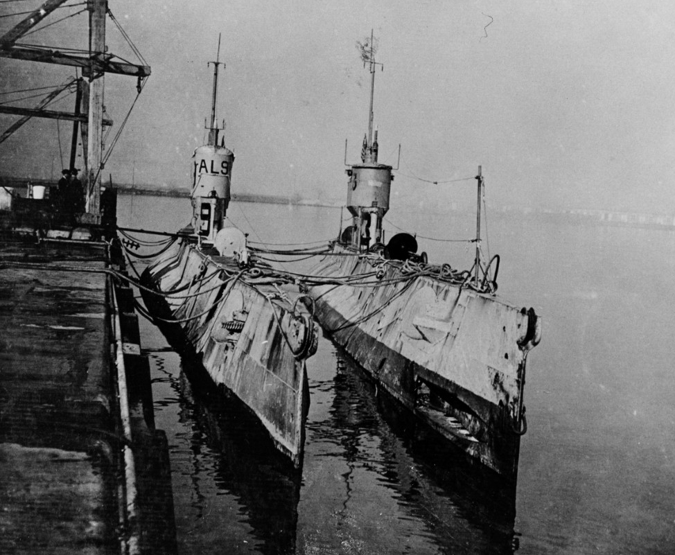 AL-9 at right and AL-3 at Philadelphia, circa February 1919. (Naval History and Heritage Command Photograph NH 51166)