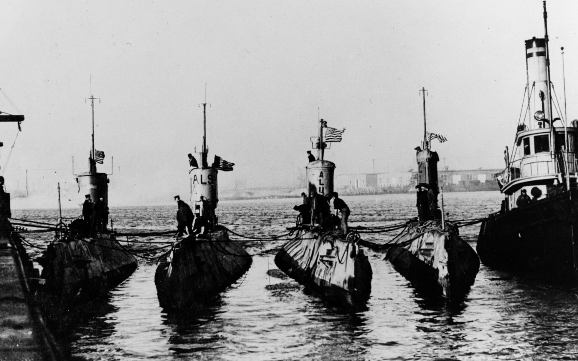 L-class submarines tied up at the Philadelphia, with a district tug outboard, circa February 1919. Submarines are (from left to right): L-3; L-9; L-11, and L-2. (Naval History and Heritage Command Photograph NH 51167)