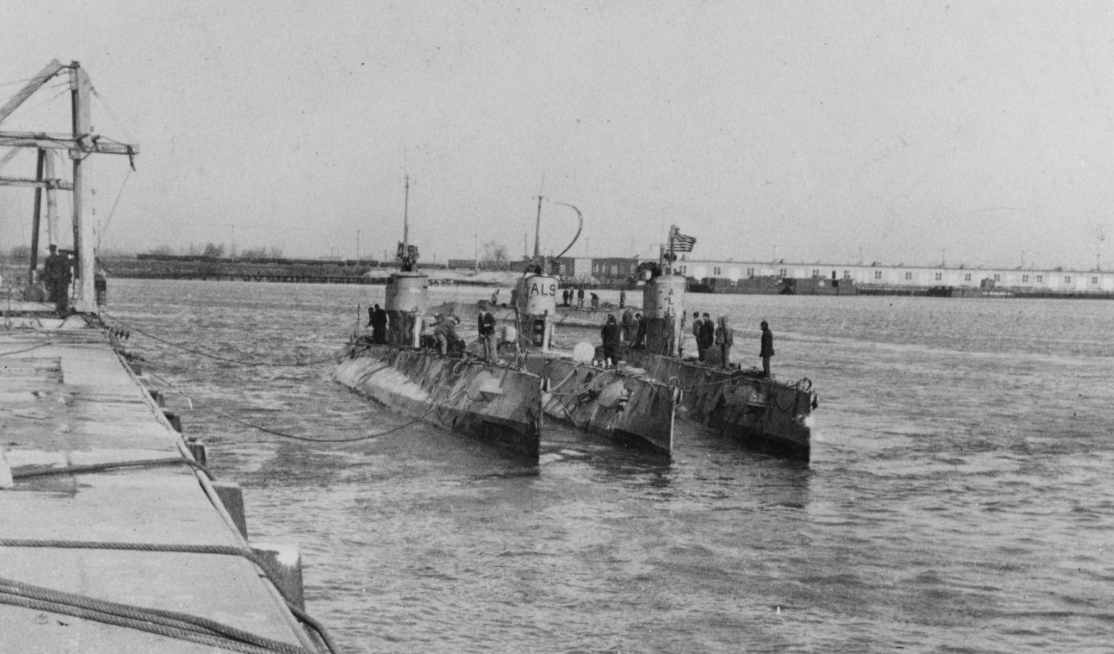 From left to right, L-3, L-9 and L-11 at the Philadelphia Navy Yard circa February 1919. Homeward-bound pennant flying from L-9's periscope indicates that this photo may have been taken as the submarines arrived home following World War service in British waters. (Naval History and Heritage Command Photograph NH 51168)