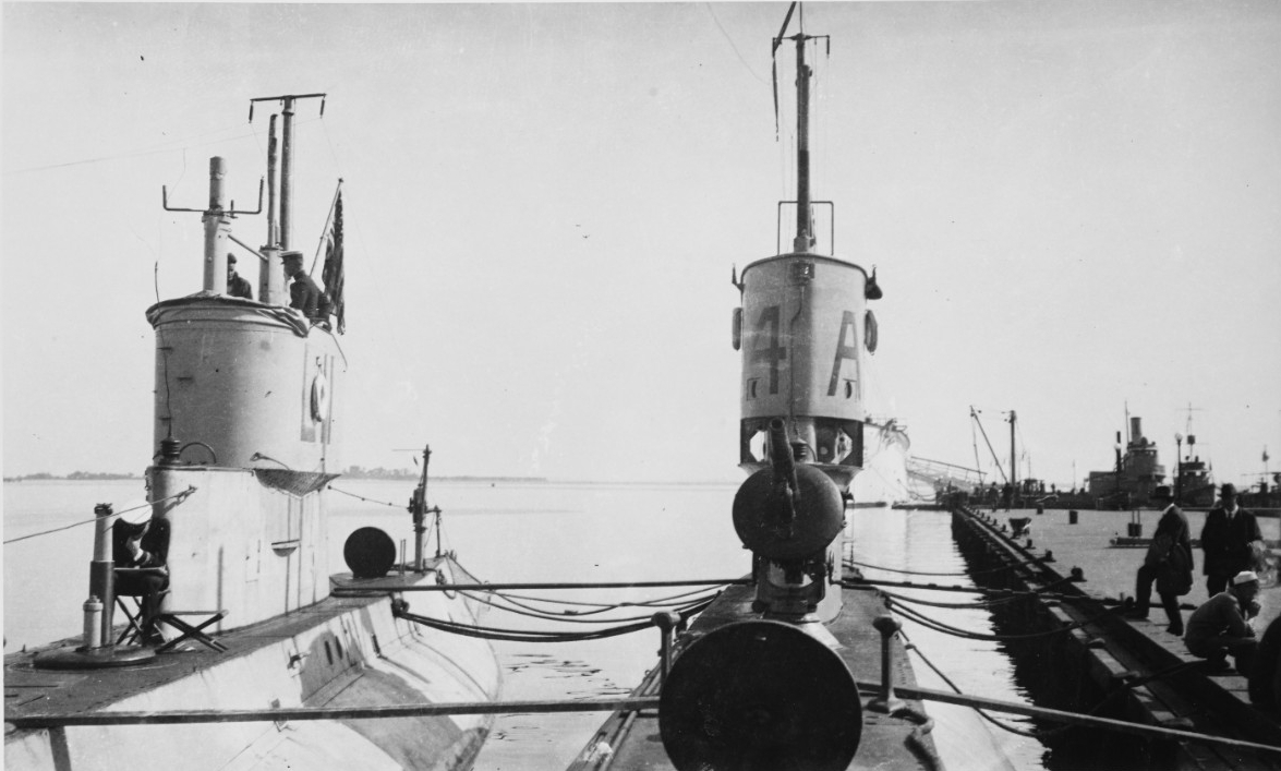L-11, at left, and L-4 at the U.S. Naval Academy, Annapolis, Md., circa 1919. Note these submarines' 3/23 deck guns, located just forward of their fairwaters. L-11's is retracted, while that of L-4 is in operating position. Also note that L-4 still has the “A” painted on her fairwater while L-11 does not. (Naval History and Heritage Command Photograph NH 103253)