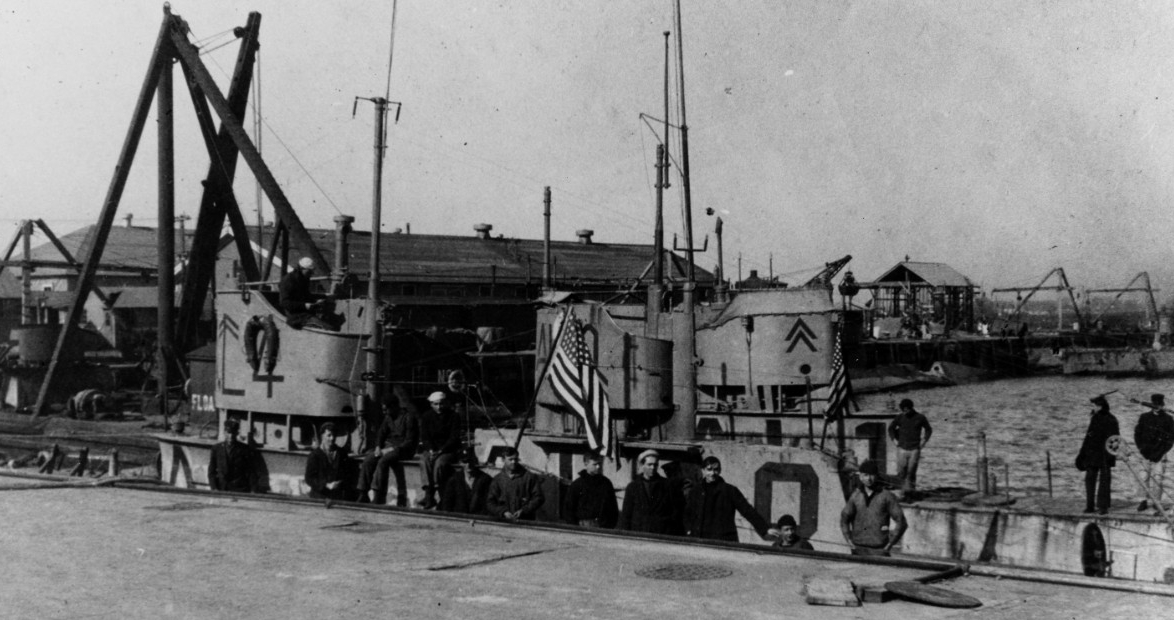 L-4, L-10, and L-1 (listed from inboard to outboard) at the Philadelphia Navy Yard, soon after their 1 February 1919 return to the U.S. from European waters. Note chevrons painted on the submarines' fairwaters, signifying overseas service in the World War. (Naval History and Heritage Command Photograph NH 51144)