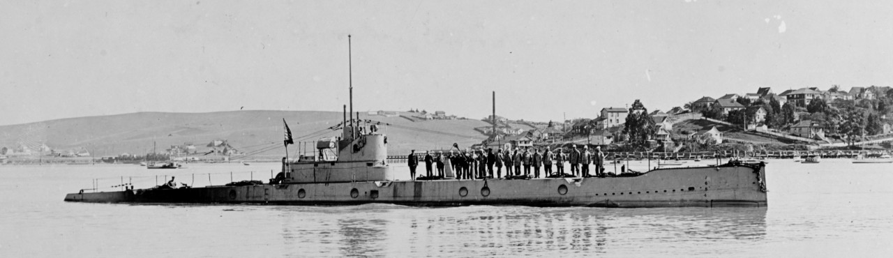 L-7 off Mare Island Navy Yard, 15 April 1918, almost her entire crew on deck. Note the “chariot”-style bridge. (Naval History and Heritage Command Photograph NH 51134)