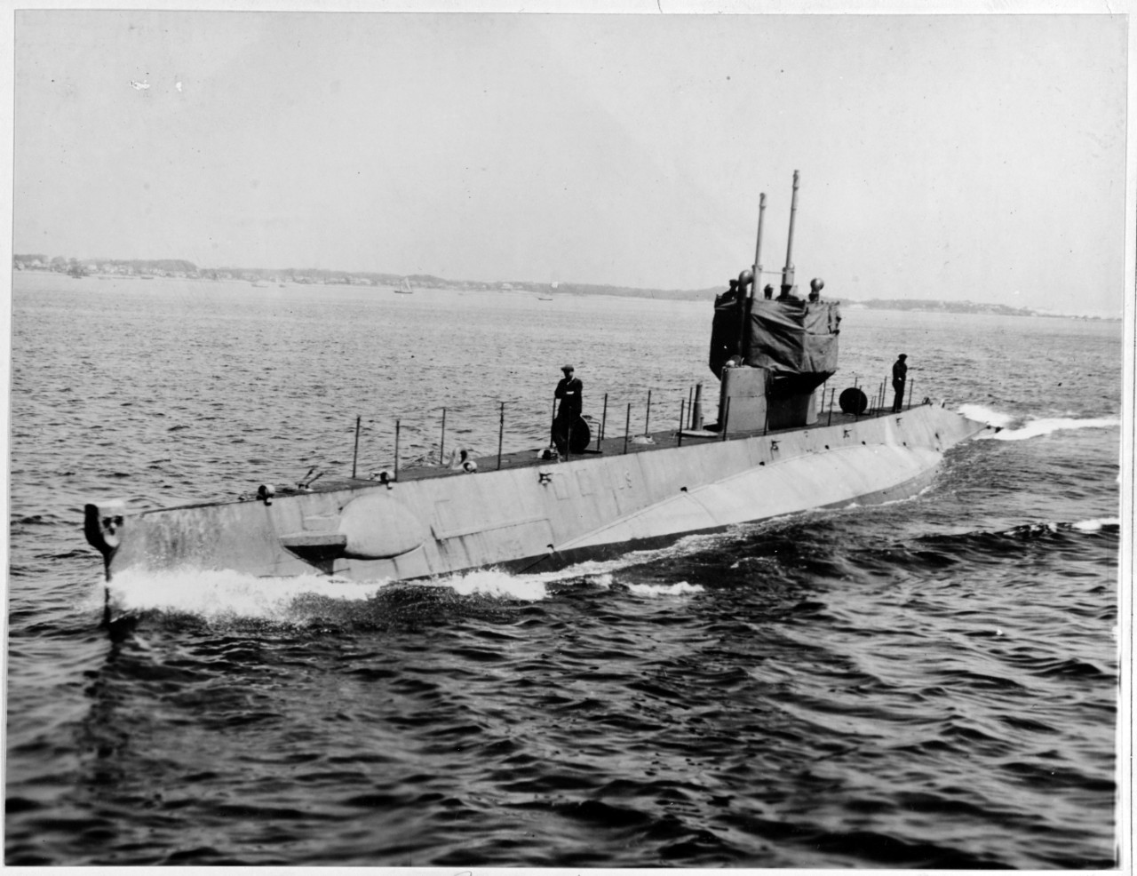 L-9 underway, probably while running trials in 1916. (Naval History and Heritage Command Photograph NH 63383)