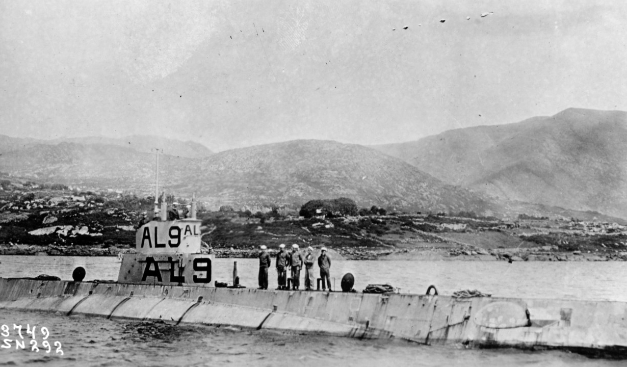 L-9 in Bantry Bay,1918. (Naval History and Heritage Command Photograph NH 51165)