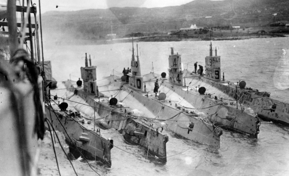L-type submarines alongside Bushnell (Submarine Tender No. 2) at Bantry Bay, 1918. These submarines are, from left to right: unidentified submarine; L-1 (Submarine No. 40); L-10 (Submarine No. 50); L-4 (Submarine No. 43); and L-9 (Submarine No.49...