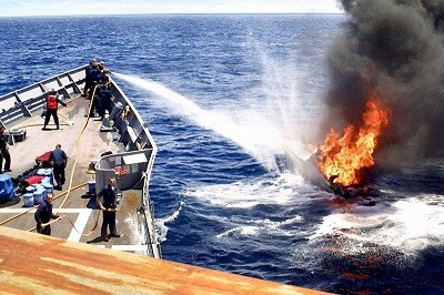 USS RENTZ MEN FIGHT NARCOTIC SMUGGLER FIRE 8X10 PHOTO 