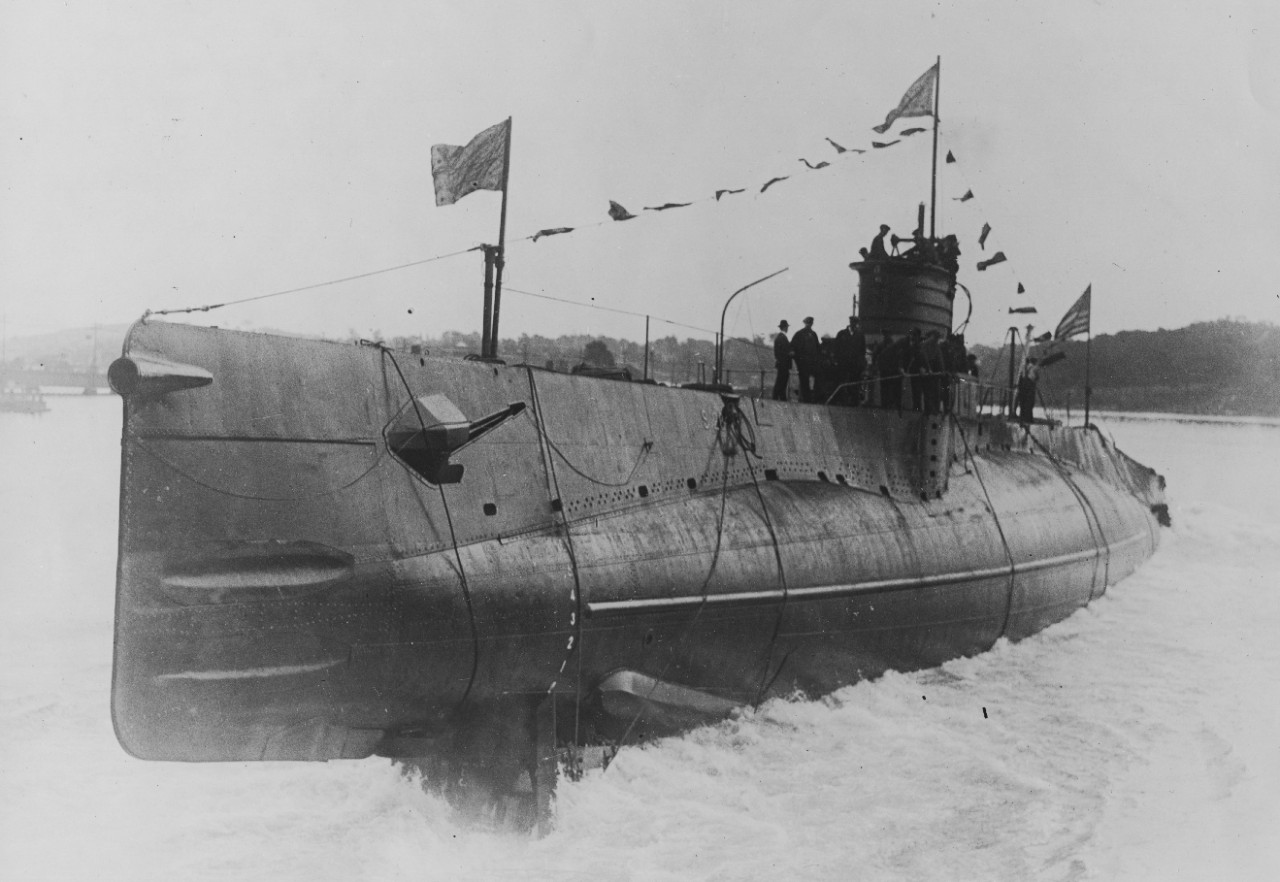 S-28 enters her element at Quincy, Mass., 20 December 1922. (U.S. Navy Bureau of Ships Photograph, 19-LC Collection, Box 49, National Archives and Records Administration, Still Pictures Division, College Park, Md.)