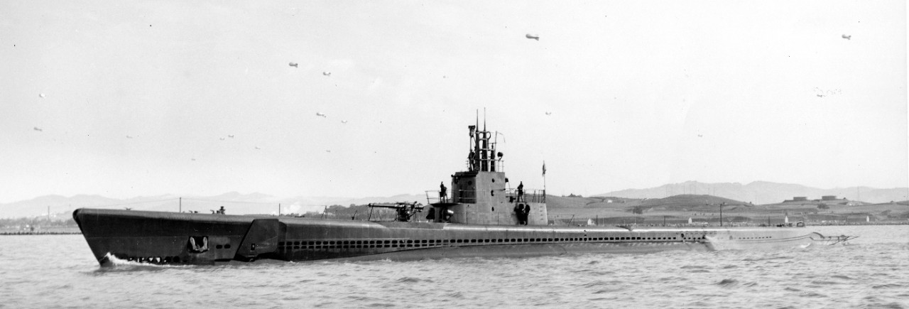 Tullibee near Mare Island, 1 April 1943, her 4-inch gun visible forward, as well as the two 20-millimeter mounts on the conning tower. Note barrage balloons overhead in the background. (U.S. Navy Bureau of Ships Photograph BS 42843, National Archives and Records Administration, Still Pictures Division, College Park, Md.)