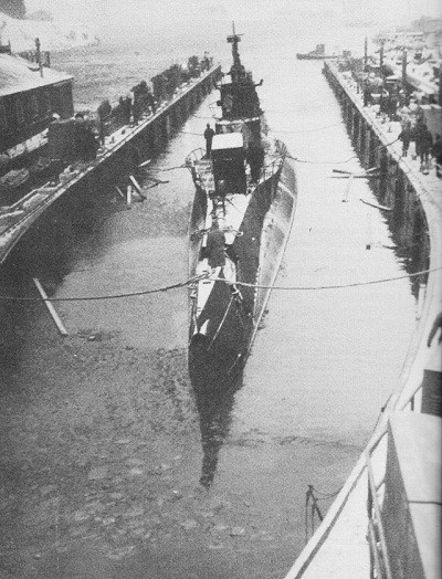 Image of Submarine undocking from ARD-6, Dutch Harbor.
