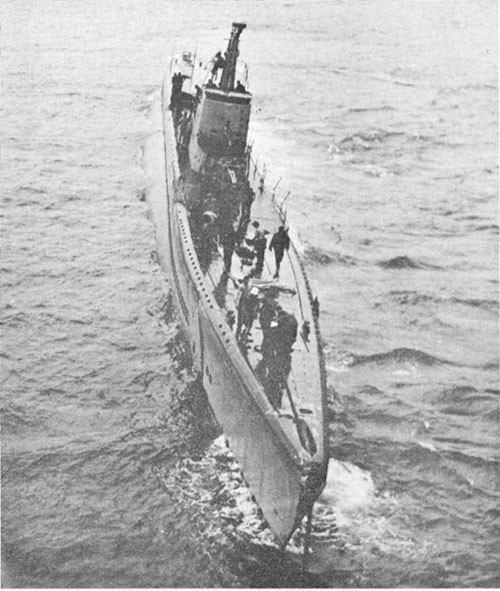 Photo 9-1: SCAMP (SS277). Preparing to tie up alongside TANGIER (AV8) in Seeadler Harbor, Admiralty Islands, on 16 April 1944. 