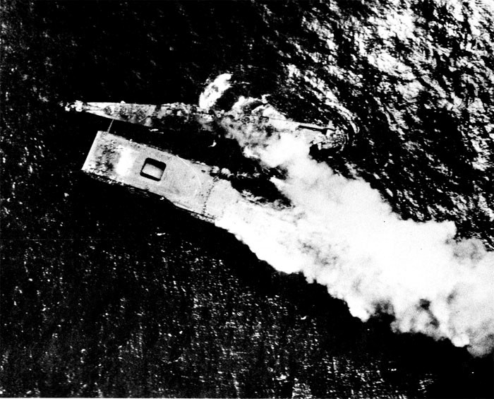 Photo 18: 19 March Action. USS Santa Fe (CL60) alongside.