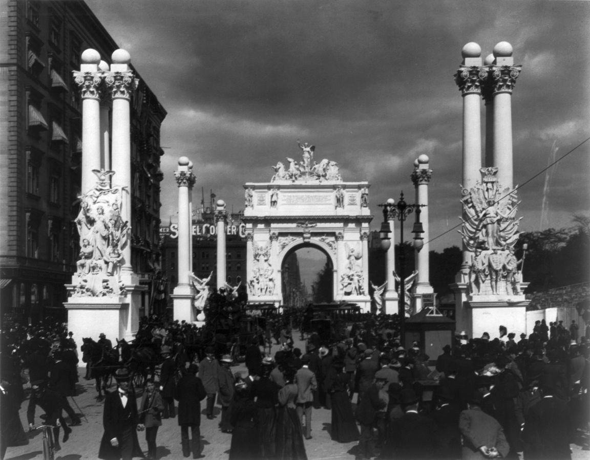 A picture of the monumental arch which was erected in 1899 for the triumphal New York parade for Admiral Dewey.