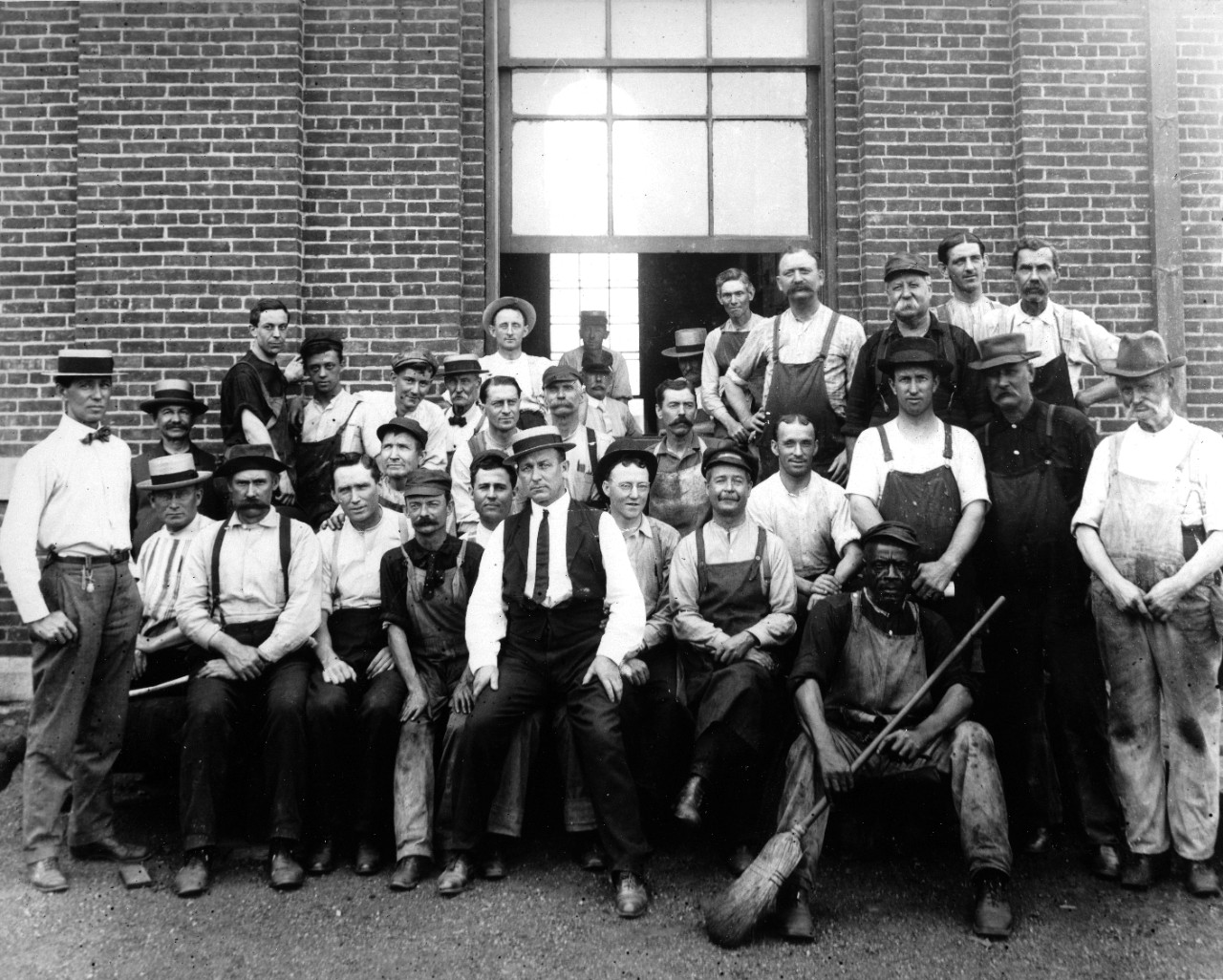 Photograph of workers at Washington Navy Yard, circa World War I