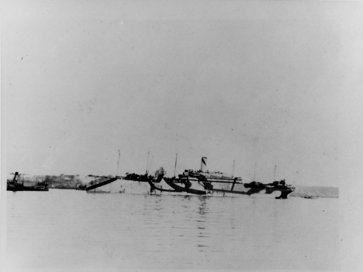 Photograph of ship with dazzle camouflage