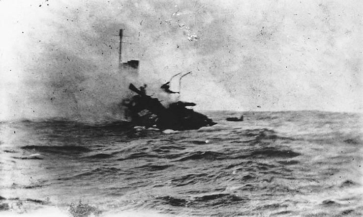 Black and white image of USS Jacob Jones sinking after she was hit by a torpedo by a German U-boat.